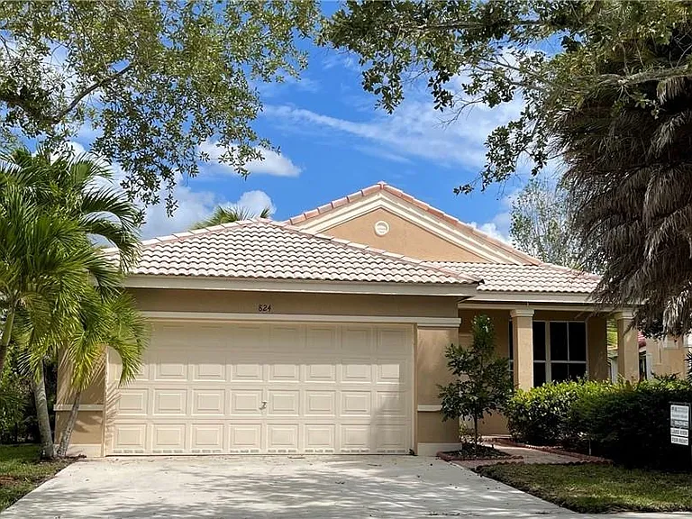 824 Savannah Falls Dr — Photo 1