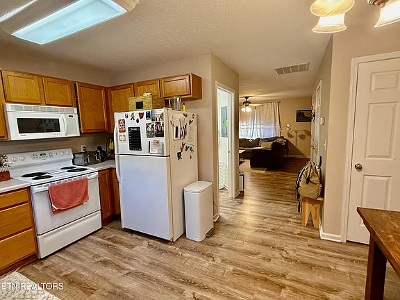 4th image of 1640 Maple View Way