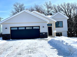 201 Whitetail Ln, Kenyon, MN 55946