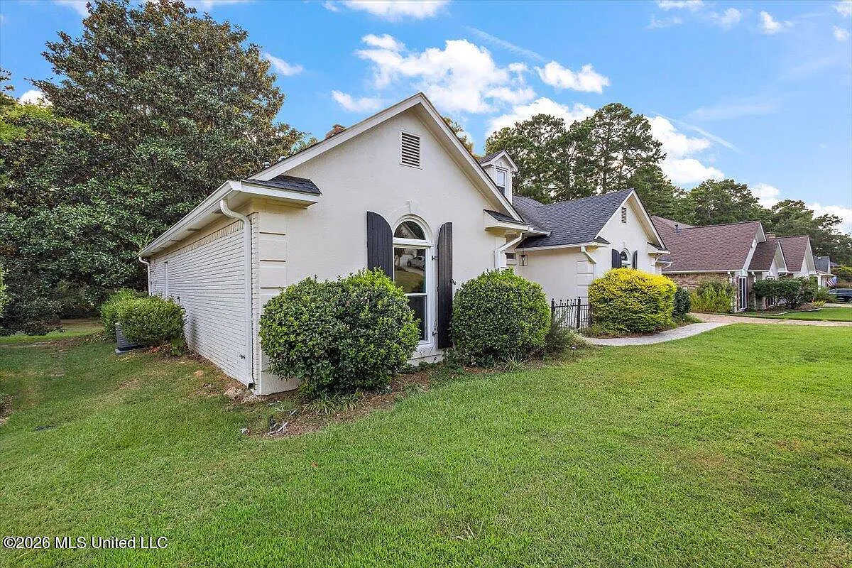 4 bed, 2.0 bath, 2477 sqft, $2,900 — Photo 2