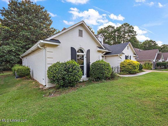 2nd image of 423 Woodlands Cir
