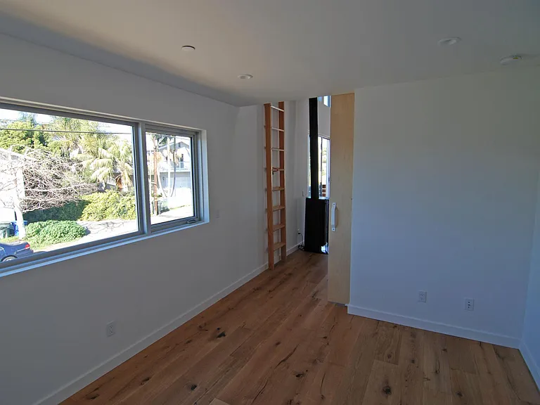 111 E Jason St — Photo 8