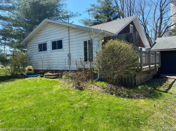 3037 Beach Rd, Port Huron, MI 48060