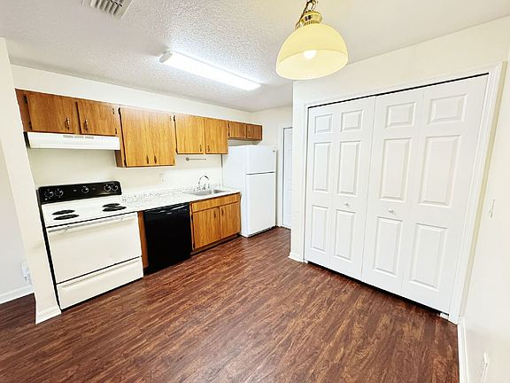 4th image of 842 Fox Lake Dr