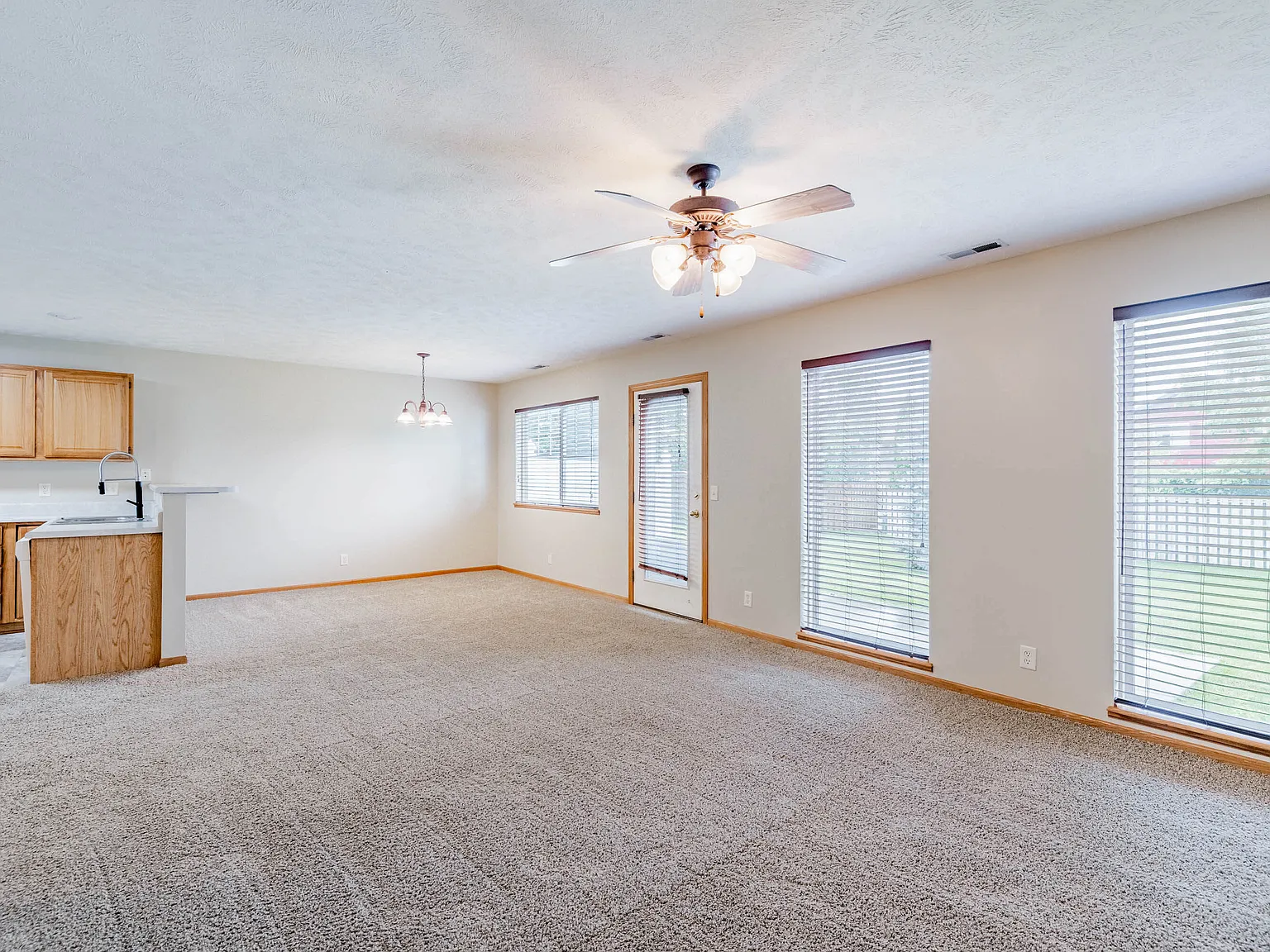 3 bed, 2.5 bath, 1739 sqft, $1,799 — Photo 3