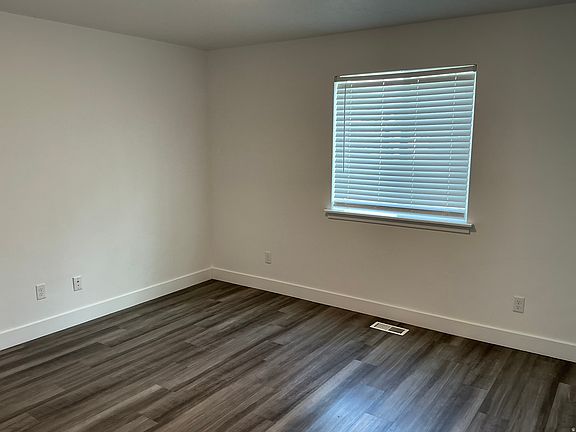 3rd image of 601 N Shay Ln W