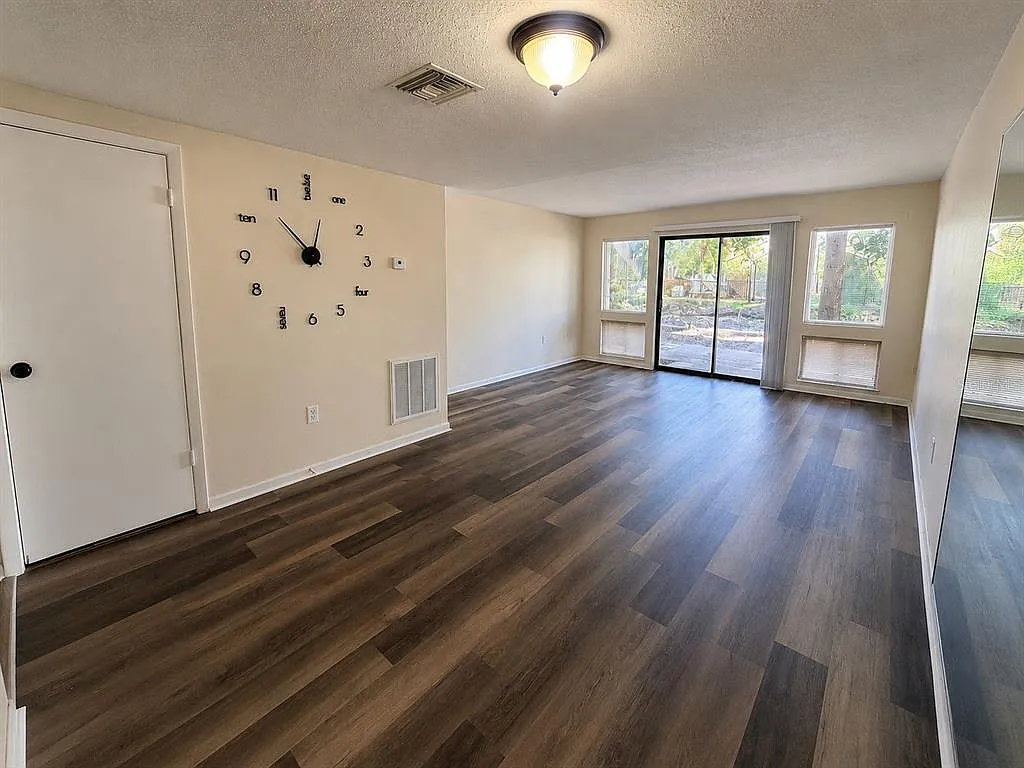 2 bed, 1.5 bath, 999 sqft, $1,700 — Photo 4