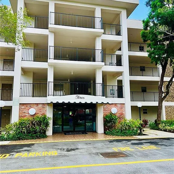 2900 N Palm Aire Dr #405 — Photo 11