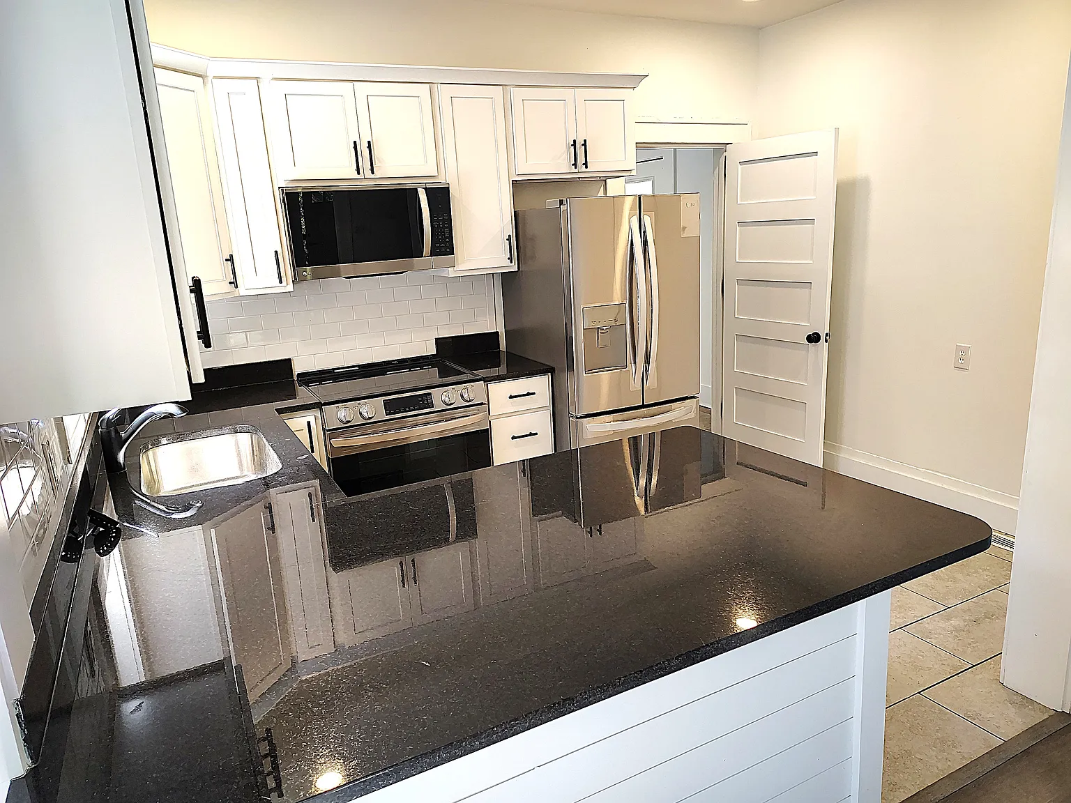 3 bed, 1250 sqft, $2,250 — Photo 3