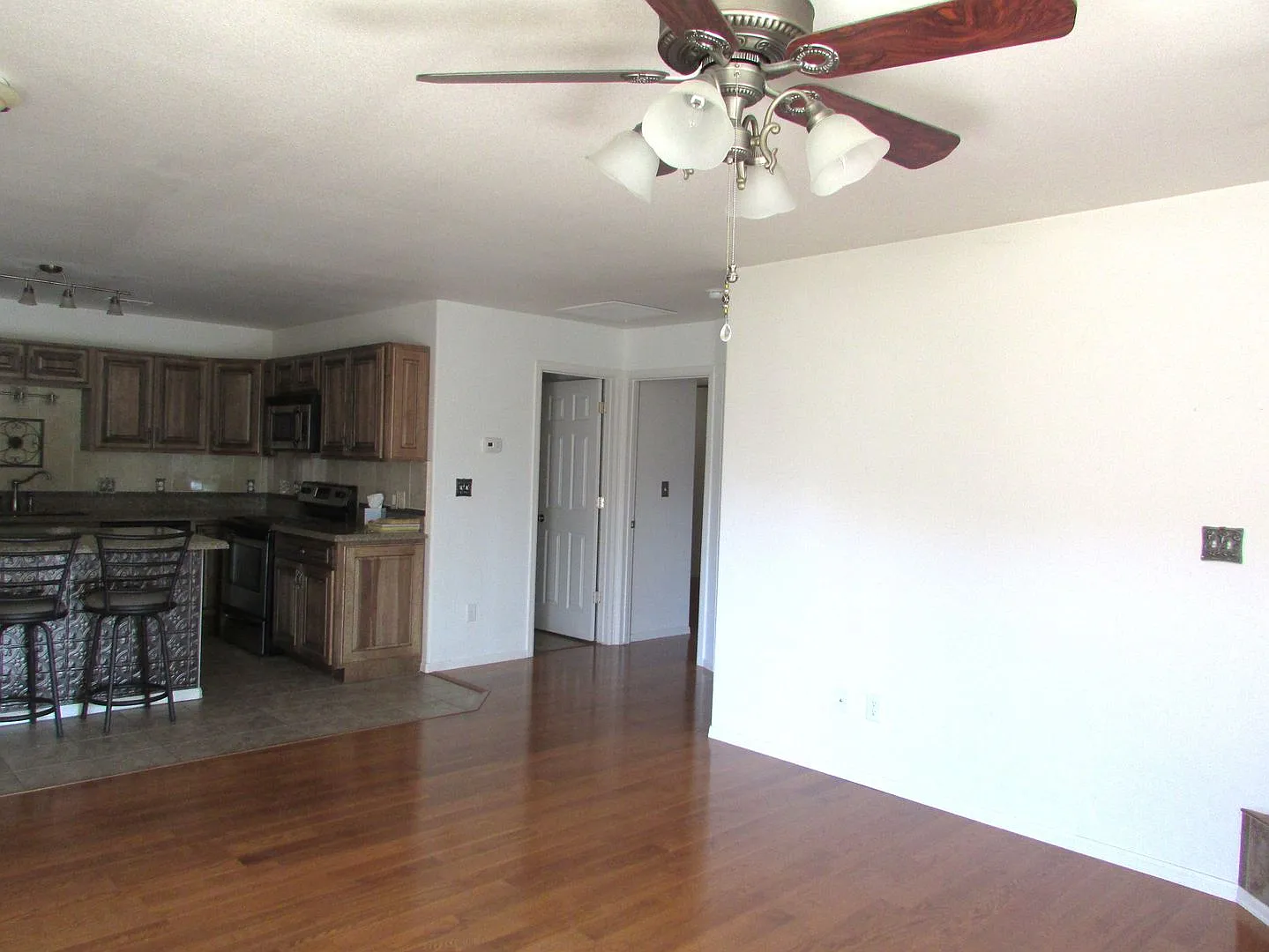 Beautiful townhome available now! — Photo 2