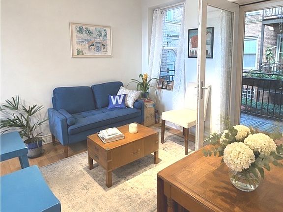 5th image of 1443 W Victoria St #1R