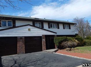 52 Randy Ln, Plainview, NY 11803