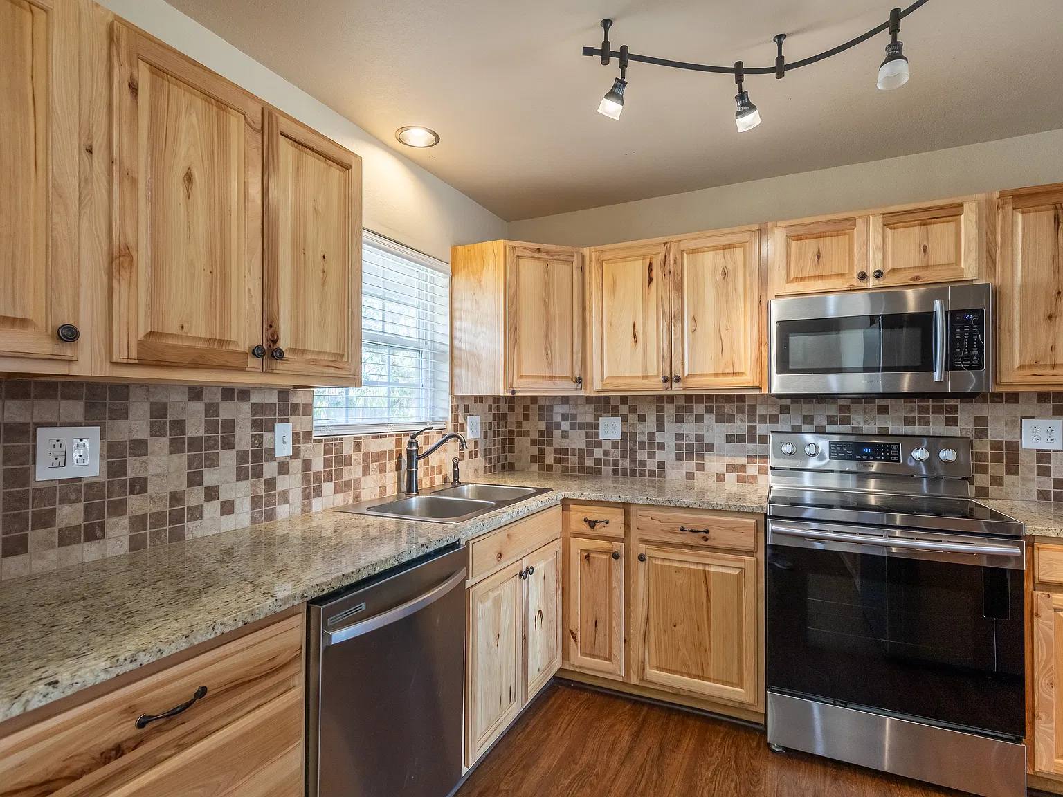 3 bed, 1436 sqft, $2,600 — Photo 3