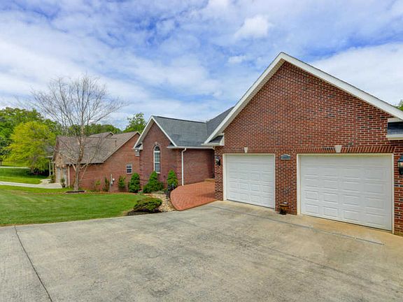3rd image of 825 Oakley Glen Ln