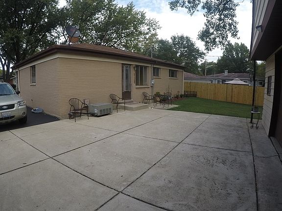3rd image of 611 W Merle Ave
