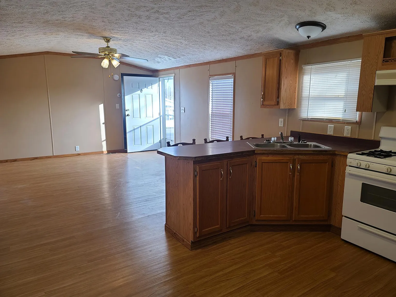 3 bed, 952 sqft, $49,500 — Photo 3