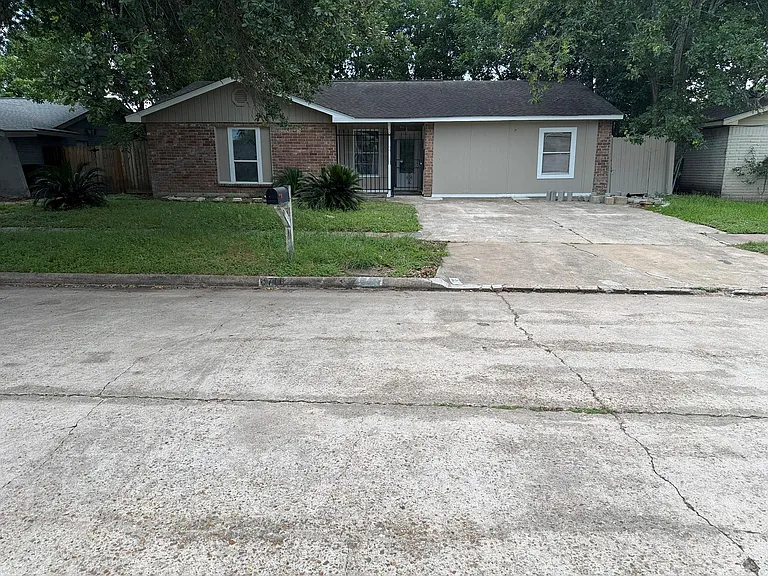 4711 Beechaven St — Photo 4