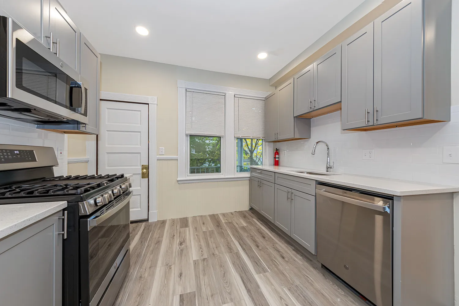 3 bed, 920 sqft, $3,295 — Photo 2