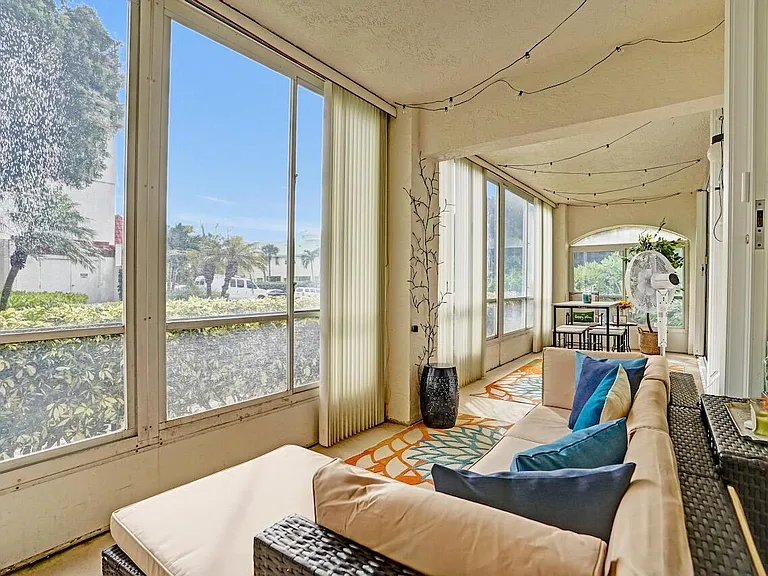 107 Half Moon Cir #H1 — Photo 45