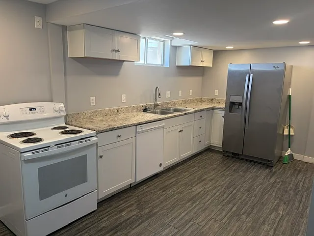 2982 S Cyprus Ln — Photo 2