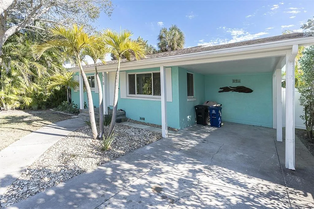 3 bed, 2.0 bath, 1368 sqft, $3,200 — Photo 2