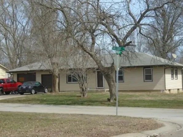 2401 Hillside Dr, Harrisonville, MO 64701