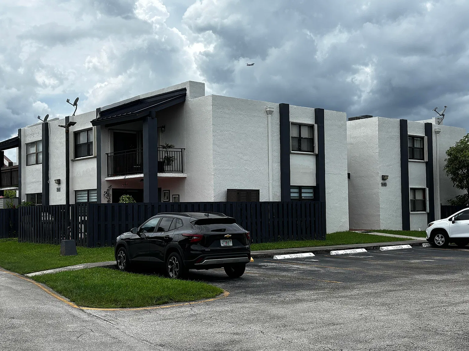 2 bed, 1.0 bath, 981 sqft, $2,400 — Photo 1