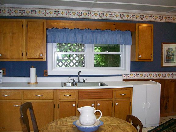 5th image of 361 Cliff St