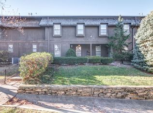 10250 Cedarbrooke Ln, Kansas City, MO 64131