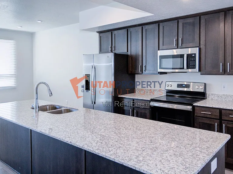 1043 W 400 S — Photo 8
