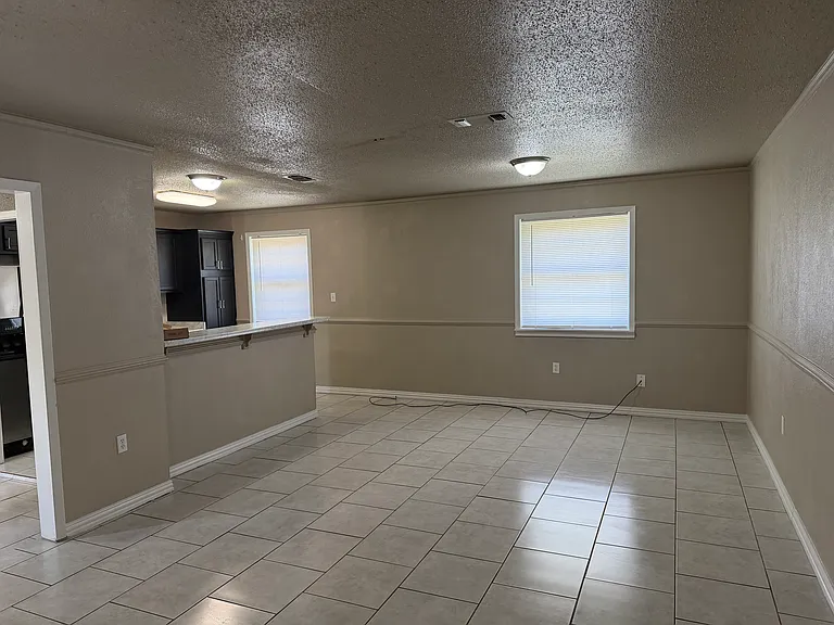 702 Karen St — Photo 3