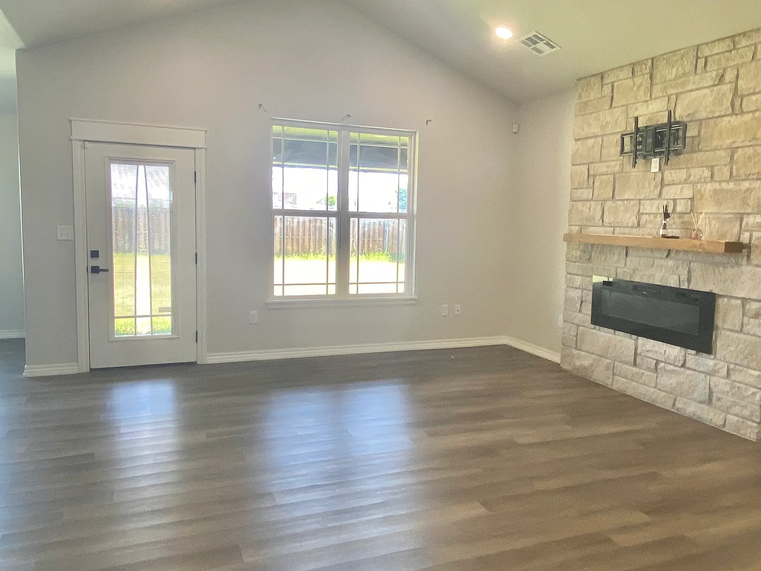 4 bed, 1934 sqft, $2,300 — Photo 4