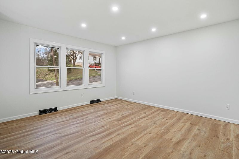 5th image of 29 Wolfert Avenue