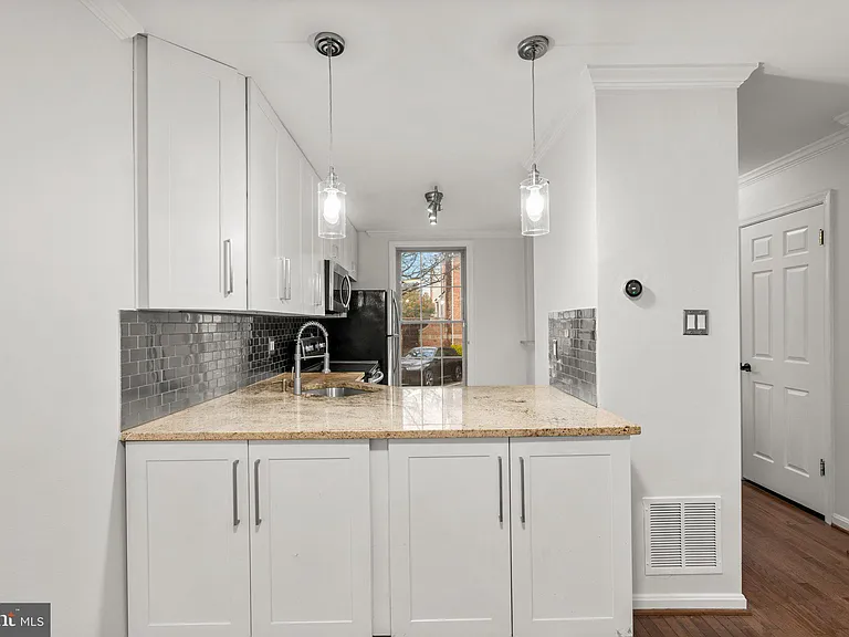 1120 S Kenwood Ave — Photo 11