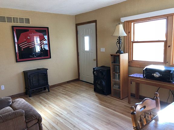 3rd image of 812 Renrose Ave