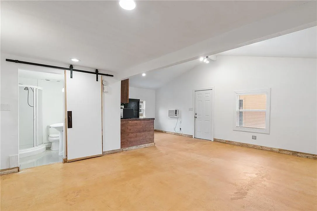 1 bed, 1.0 bath, 686 sqft, $1,050 — Photo 2