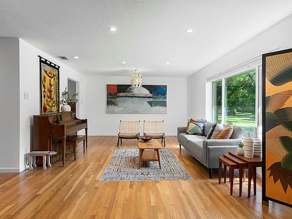 3rd image of 2677 Heatherwood Dr