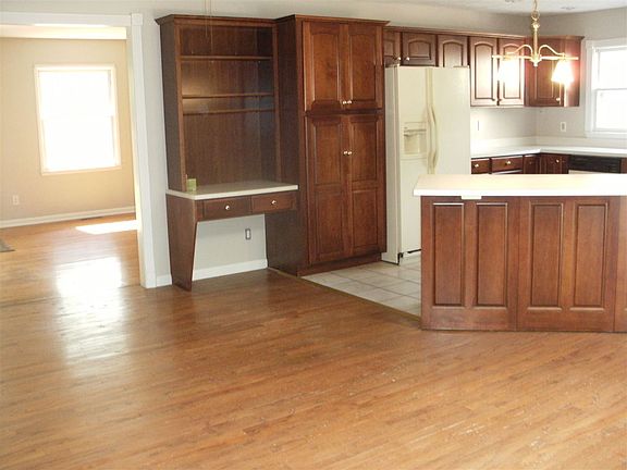 5th image of 823 S Eastside Dr