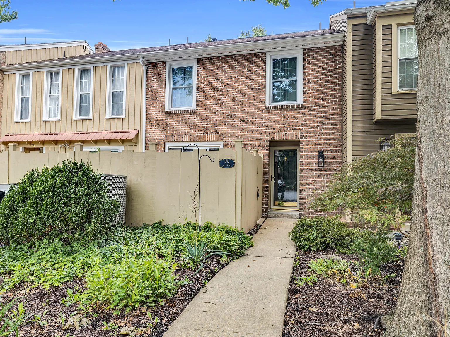 3 bed, 2.5 bath, 1850 sqft, $2,300 — Photo 2