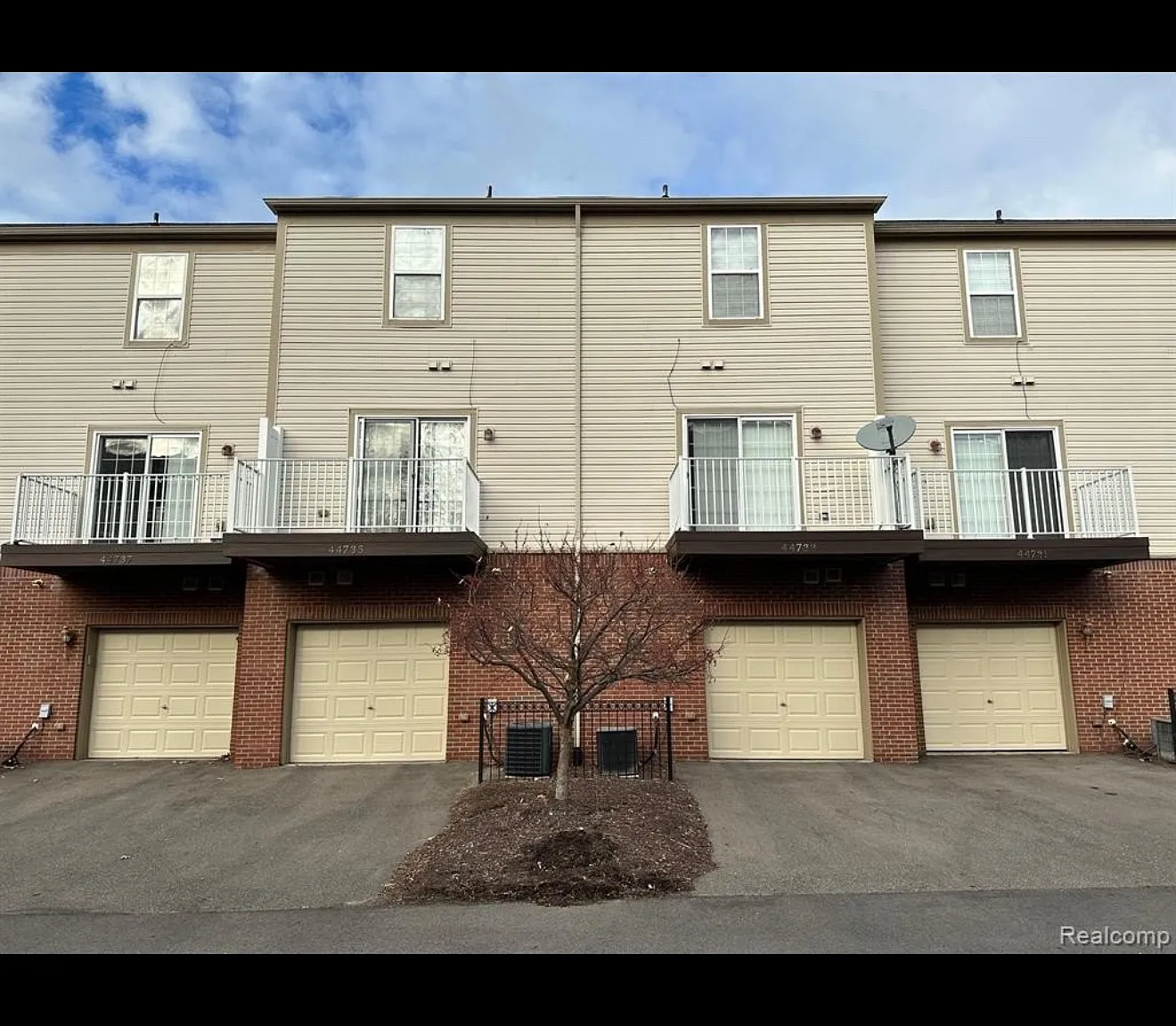 2 bed, 1.5 bath, 1051 sqft, $1,875 — Photo 2