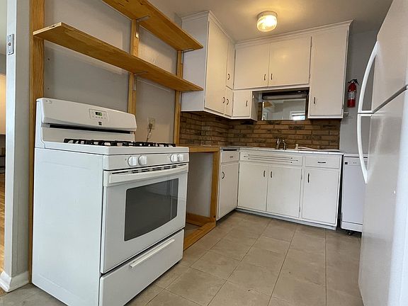 3rd image of 108 Warwick St SE