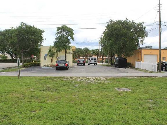 3rd image of 3299 N Dixie Hwy