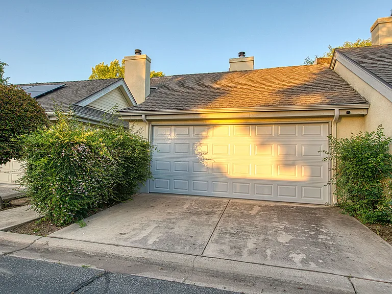 921 E Foxhill Dr — Photo 37