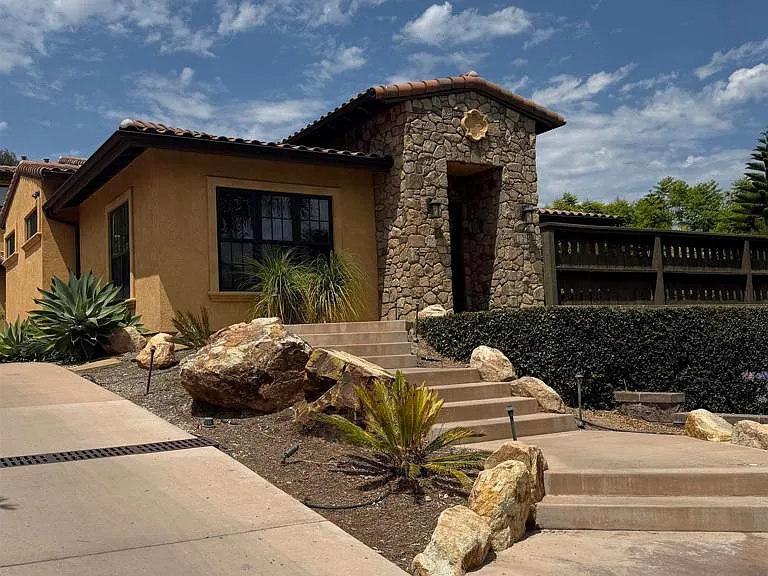 139 Avenida Esperanza — Photo 1