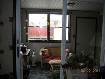 While your enjoying the warmth in your family room, check out the nice view of the enclosed Florida 