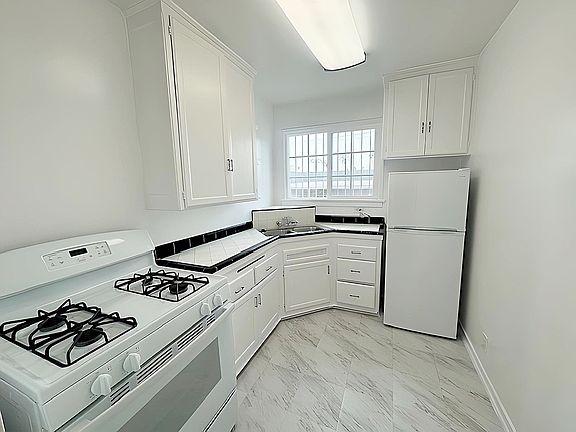 3rd image of 215 N Kenmore Ave APT A