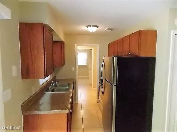 4th image of 903 Scott Ave