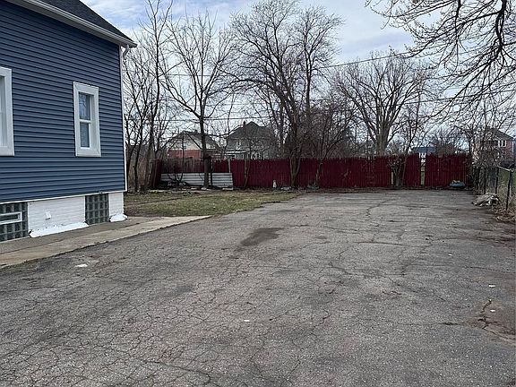 3rd image of 8857 Charlevoix St