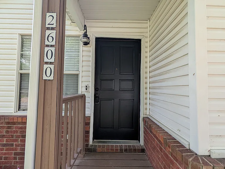 2600 Lost Springs St — Photo 2