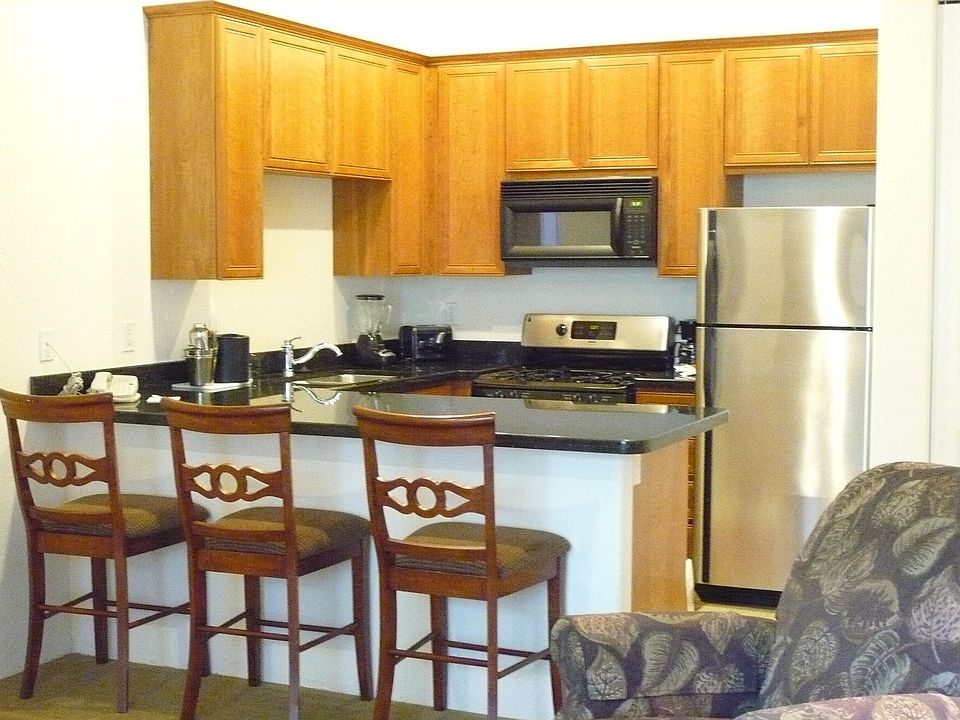 Bar counter to kitchen